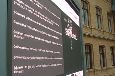 Twitter Wall beim Barcamp Berlin 2008 (Foto: Blogging Dagger / Flickr)